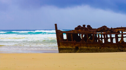  Schiffswrack S.S. Maheno am Strand vom 75 Mile Beach auf  Fraser Island Australien mit dem Meer im Hintergrund