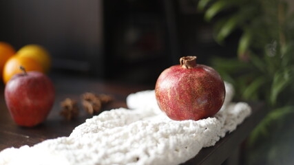 Granat owoc na serwecie białej 