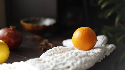 Pomarańcza na białej serwetce