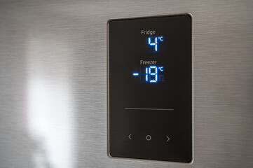 Display eines Kühlschranks mit eingestellten Temperaturen für Kühlschrank und Tiefkühlschrank