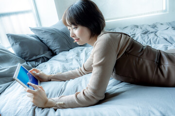 端末で楽しむ女性