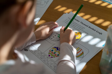 bricolage et coloriage de pâques sur une feuille avec des oeufs de pâques