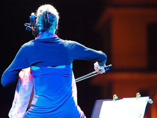 Musicista suona il violoncello al concerto di musica classica