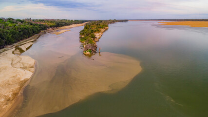 Obraz premium the meeting of two rivers in northern Roraima (Rio Cauamé and Rio Branco), Brazilian Amazonia, highlighting a silting process in the Rio Cauamé. 