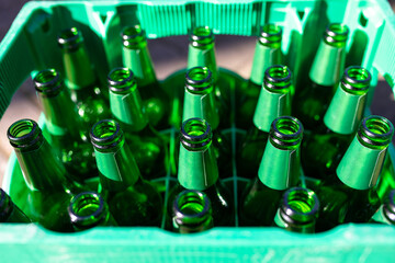 Leere grüne Bierflaschen in einer Bierkiste