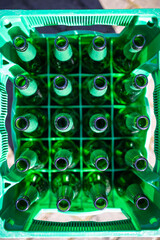 eine Kiste mit leeren Bierflaschen von oben