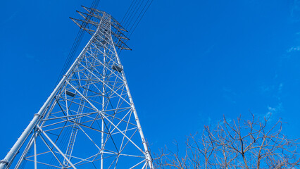 空に向かってそびえ立つ鉄塔