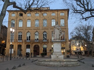 Fototapeta na wymiar Aix en Provence la rotonde et cours mirabeau