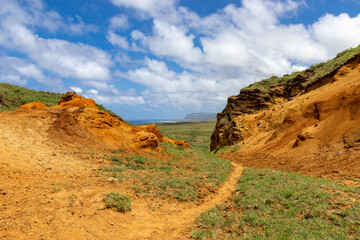 Roche rouge, cratère du volcan Rano Raraku, île de Pâques