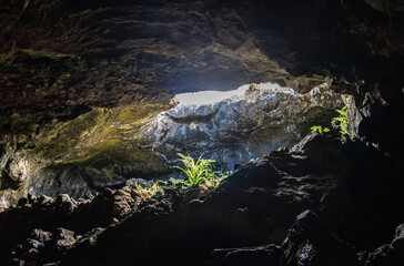 Fototapeta na wymiar Puit de lumière, grotte de l'île de Pâques 