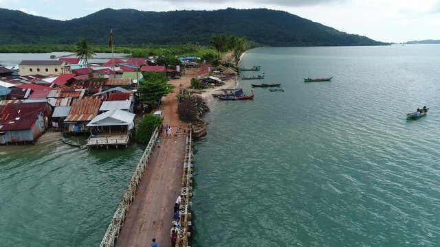Village de p&ecirc;cheurs pr&egrave;s de Sihanoukville au Cambodge vue du ciel