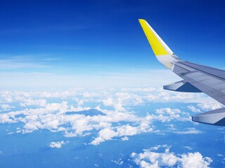 Naklejka na ściany i meble 飛行機から見た青い空とボルネオ島のキナバル山の景色