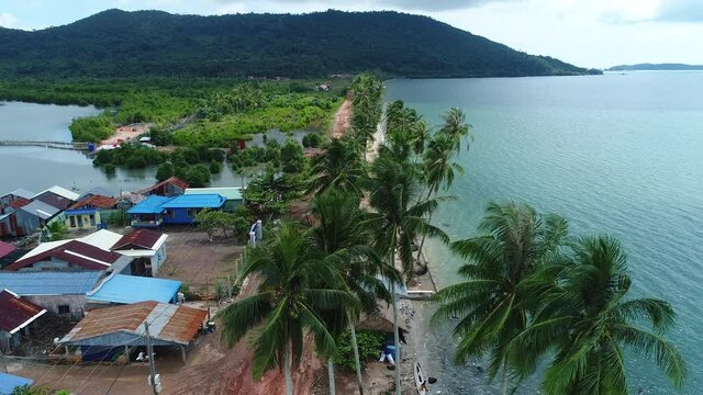 Village de p&ecirc;cheurs pr&egrave;s de Sihanoukville au Cambodge vue du ciel