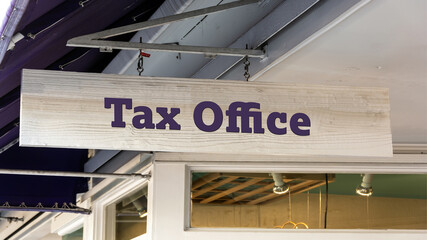 Obraz premium Street Sign to Tax Office