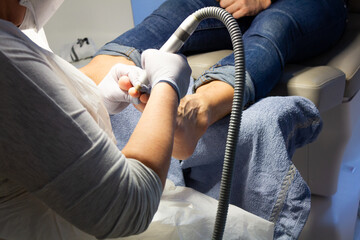 Medizinische Fußpflege-Behandlung beim Mann