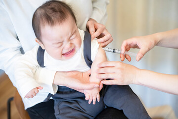 Obraz na płótnie Canvas 予防接種を受ける赤ちゃん