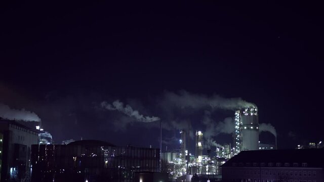 Industrie bei Nacht / Konzern Industrieanlage beleuchtet in der Nacht. 4K 120 FPS Slow Motion 10 Bit 4:2:2