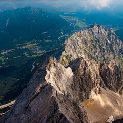 Blick von der Zugspitze auf Berg und ins Tal