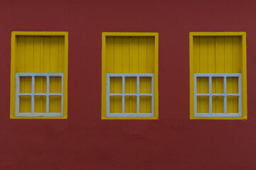 Arquitetura antiga. 
Janelas coloridas.