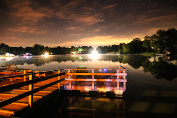 Steg am See bei Nacht