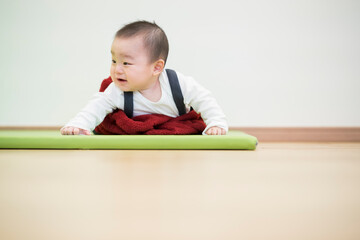 床をハイハイする赤ちゃん