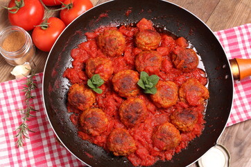 Polpette di carne mista cucinate in padella con salsa di pomodoro ed erbe aromatiche.