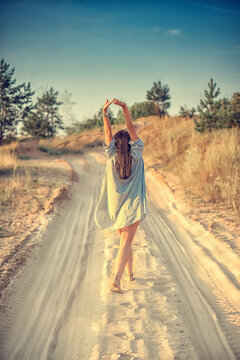 devushka idet po doroge podnyav ruki v korotkikh shortakh i rubashke
62 / 5000
Результаты перевода
a girl walks along the road with her hands up in short shorts and a shirt 