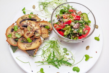 Sandwich with fried mushrooms, basil, pumpkin seeds and microgreens - radish and onion seedlings and tomato and cucumber salad, served with sesame seeds.
