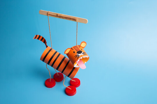 easy activity to do, tiger toilet paper roll craft for kid and kindergarten, DIY, year of the tiger craft, marionette from recycled materials