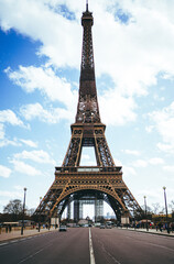 Fototapeta na wymiar Vue sur la Tour Eiffel vue, perspective sur le pont d'Iena, Paris