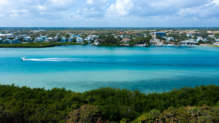 Fototapeta na wymiar Beautiful beaches of Jupiter Island and its emerald green and aqua blue waters coastal Florida with the horizon in the background