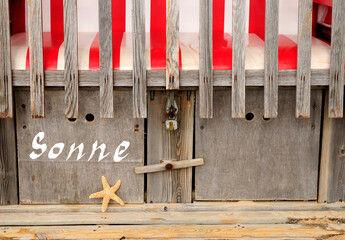 geschlossener Strandkorb mit der Aufschrift "Sonne"