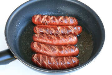 Rindswurst in der Pfanne. Bratwurst.