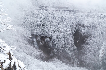 Vue panoramique sur le Saut de l'&Eacute;ventail, la plus grosse chute des cascades du H&eacute;risson, sur la commune de Men&eacute;trux-en-Joux (Jura, Franche-Comt&eacute;), sous la neige de l'hiver