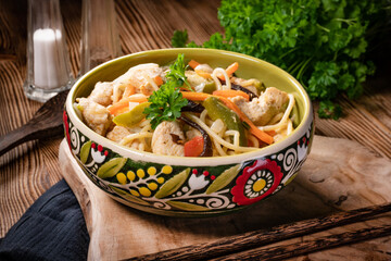 Fried noodles with chicken and vegetables.