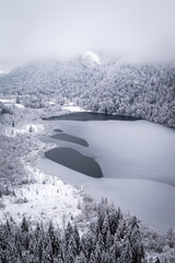 Vue panoramique sur le lac de Bonlieu, un des plus beaux lacs du Jura, en Franche-Comté, gelé par...