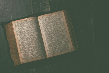 Obraz premium Top view of an old open Bible