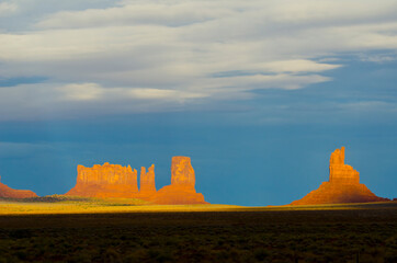 Obraz premium USA, Arizona-Utah border. Monument Valley, Stagecoach Butte, Bear and Rabbit and Castle Rock.