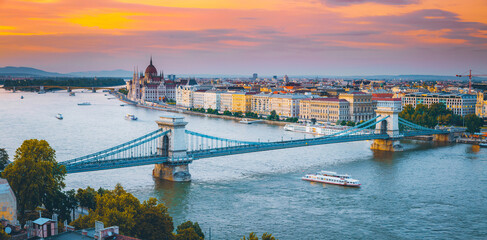 Fototapeta na wymiar Scenic top view of the Hungarian Parliament and Chain Bridge on the Danube river at sunset.
