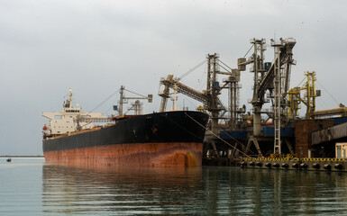 Fototapeta premium ship loading in port