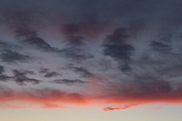 Magnifique mélange de couleur dans les nuages lors d'un coucher de soleil d'été