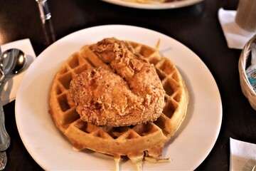 アメリカ南部名物のフライドチキンとワッフルのメープルシロップがけ