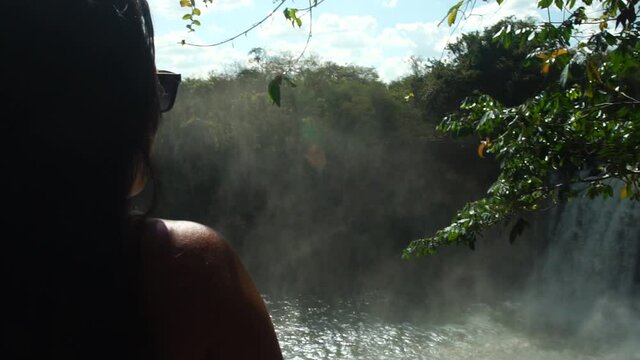 Mulher admirando cachoeira 