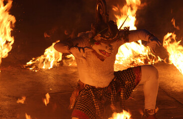Culminacion de danza balinesa con performance de fuego, Bali, Indonesia
