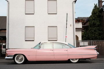 Cadillac Eldorado Limousine der Fünfzigerjahre in Rosa und Pink bei Sonnenschein am 26.07.2019 beim Oldtimertreffen Golden Oldies in Wettenberg Krofdorf-Gleiberg bei Gießen in Hessen