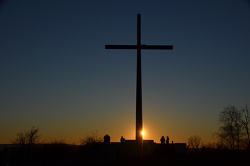 Großes Kreuz im Sonnenuntergang