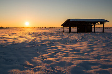 Sonnenuntergang mit Unterstand im Vordergrund