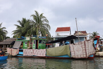 Fototapeta na wymiar ベトナムの川の上の家と洗濯物