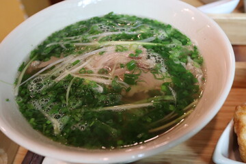 ネギが乗っているチキンのフォー