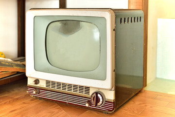壊れたブラウン管テレビ